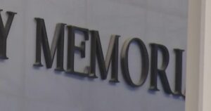 Tên Tổng Thống Donald Trump xuất hiện trên biển hiệu tại Trung tâm Kennedy