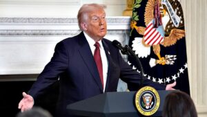 Donald Trump Đề Xuất Tạm Dừng Nhập Cư