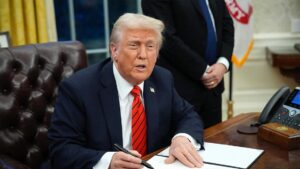 Tổng Thống Trump thông qua dự luật quốc phòng 901 tỷ đô-la