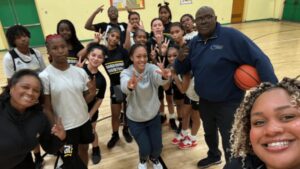 Đội bóng rổ nữ trường trung học Harbor City bị 'Grinch' lấy cắp đồ 15 Đội bóng rổ nữ trường trung học Harbor City bị ‘Grinch’ lấy cắp đồ