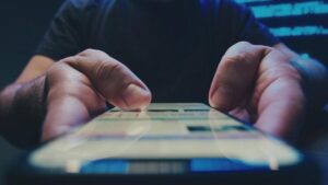 Các vụ lừa đảo giọng nói AI tiếp tục hoành hành trên toàn quốc, bao gồm cả ở Houston