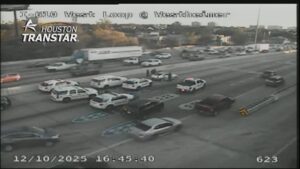 Truy đuổi xe tốc độ cao kết thúc trên Vòng Xoay phía Tây Houston 8 Truy đuổi xe tốc độ cao kết thúc trên Vòng Xoay phía Tây Houston