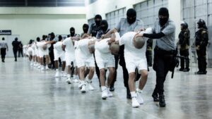 Thẩm phán yêu cầu luật sư Bộ Tư pháp hàng đầu ra điều trần về việc trục xuất theo Đạo luật Xử lý Ngoại kiều 27 Thẩm phán yêu cầu luật sư Bộ Tư pháp hàng đầu ra điều trần về việc trục xuất theo Đạo luật Xử lý Ngoại kiều