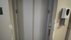 Cư dân lớn tuổi tại Houston khốn khổ vì thang máy hỏng