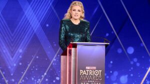 Erika Kirk quảng bá sách chồng quá cố trên Fox News 11 Erika Kirk quảng bá sách chồng quá cố trên Fox News