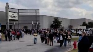 Hoảng loạn tại trung tâm thương mại Katy Mills: Báo động cháy khiến người mua sắm tháo chạy 34 Hoảng loạn tại trung tâm thương mại Katy Mills: Báo động cháy khiến người mua sắm tháo chạy