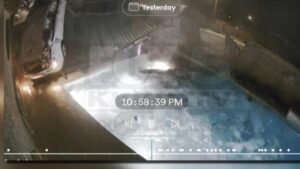 Camera ghi lại cảnh xe hơi lộn nhào vào sân sau, tài xế rơi xuống hồ bơi 10 Camera ghi lại cảnh xe hơi lộn nhào vào sân sau, tài xế rơi xuống hồ bơi