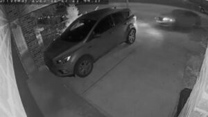 Chủ nhà kinh ngạc khi xe tông sập nhà trong kỳ nghỉ 18 Chủ nhà kinh ngạc khi xe tông sập nhà trong kỳ nghỉ