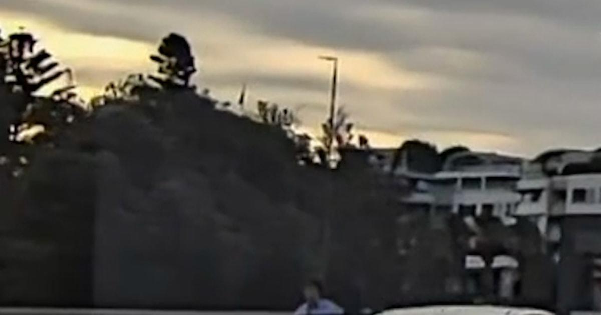 Một cặp đôi đối đầu với tay súng ở Bondi Beach 1 f vert brk bondi dashcam 251216.00 00 13 27.Still004 war722