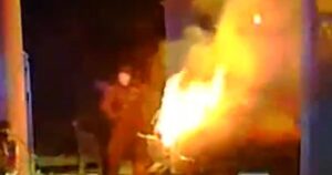 Cảnh sát giải cứu tài xế khỏi xe bốc cháy