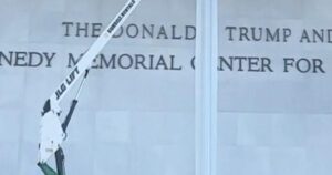 Nghệ sĩ hủy show sau khi Trung tâm Kennedy đổi tên