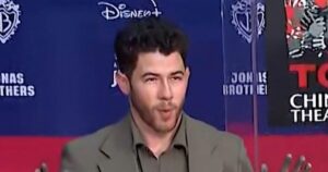 Jonas Brothers Đặt Dấu Tay Tại Nhà Hát Trung Hoa TCL 12 Jonas Brothers Đặt Dấu Tay Tại Nhà Hát Trung Hoa TCL