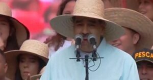 Maduro hát 'Đừng lo, hãy vui vẻ' trước lời đe dọa từ Mỹ 17 Maduro hát ‘Đừng lo, hãy vui vẻ’ trước lời đe dọa từ Mỹ