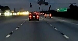 Máy bay đâm vào xe hơi trên cao tốc Florida