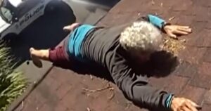 Cảnh sát giải cứu người đàn ông đu bám trên mái nhà ở Florida 34 Cảnh sát giải cứu người đàn ông đu bám trên mái nhà ở Florida