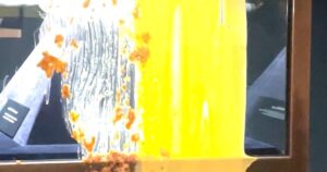 Những Người Biểu Tình Phết Tráng Miệng Lên Lồng Kính Crown Jewel