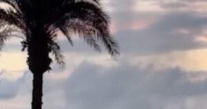 Vòi rồng cuốn phăng rác trên bờ biển Tây Ban Nha