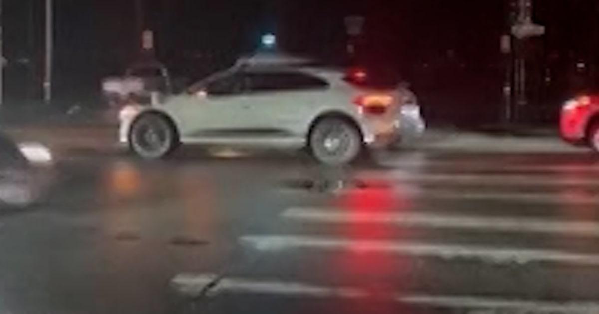 Xe Waymo Tê Liệt Vì Mất Điện Ở Vùng Vịnh 1 f vert brk waymo poweroutage 251221.00 00 24 07.Still002 de6key