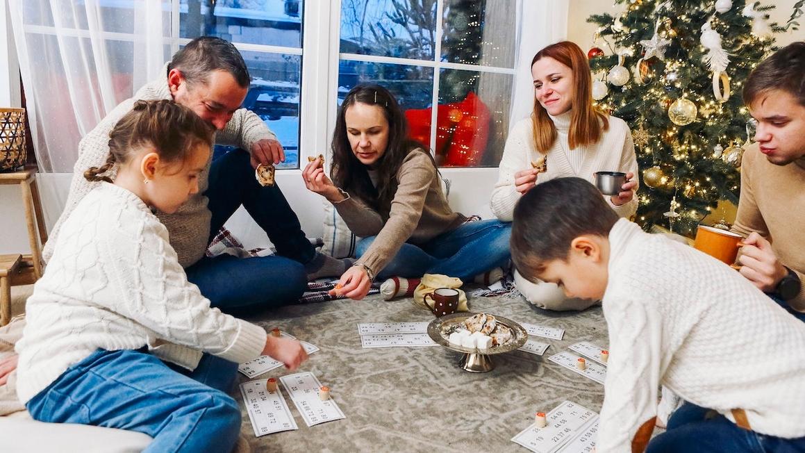 12 Trò Chơi Hay Để Giải Trí Cả Mùa Đông 1 family game night