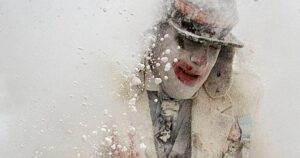 Người dân Tây Ban Nha ném bột, trứng và pháo hoa ăn mừng