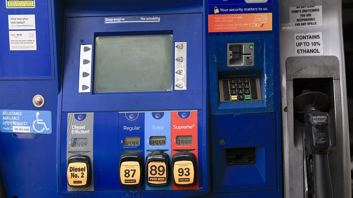 Giá xăng giảm xuống dưới 3 USD/gallon tại 37 tiểu bang 1 gas pump