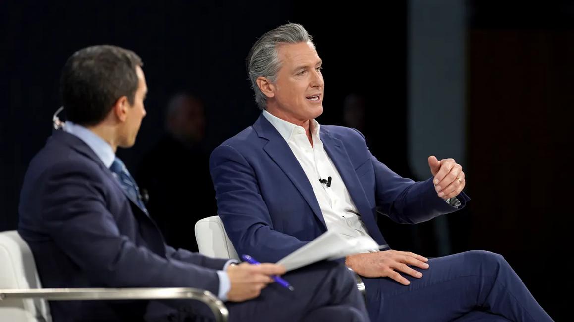 Thống Đốc Newsom biện hộ cho việc chế nhạo TT Trump trên Twitter 1 gavin newsom dealbook summit