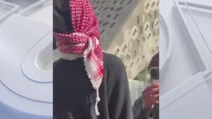 Người biểu tình xông vào đền thờ Do Thái ở Los Angeles