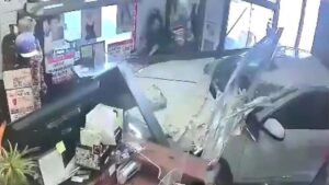 Xe Hơi Đâm Sập Hai Tiệm Kinh Doanh Tại Quận Cam