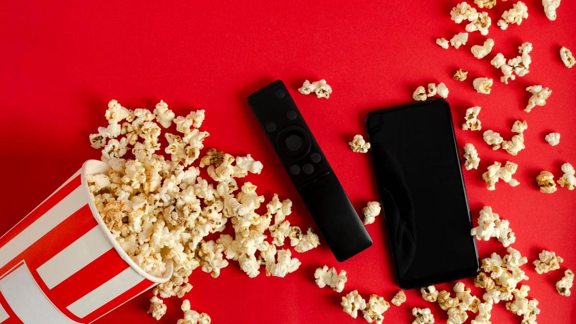 Xu hướng giải trí năm 2026: Microseries và Vodcast lên ngôi 1 gettyimages 1291761630 phone remote popcorn