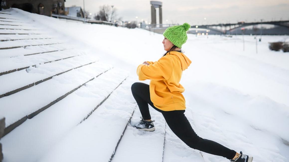 Trang bị tốt nhất cho mùa đông: Quần áo tập luyện giúp bạn ấm áp và năng động 1 gettyimages 1864002577