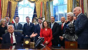 Tổng Thống Donald Trump Công Bố Kế Hoạch Bãi Bỏ Tiêu Chuẩn Tiết Kiệm Nhiên Liệu và Khí Thải Thời Biden