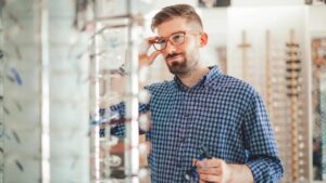 Giảm Giá Cuối Năm: Kính Mắt Hiệu Versace, Tory Burch và Nhiều Hãng Khác