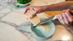 Xu hướng ăn phô mai ‘siêu nạp protein’ lan truyền trên mạng xã hội