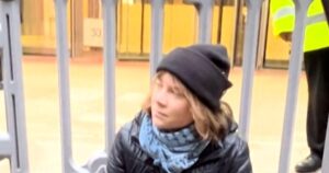 Greta Thunberg bị bắt vì ủng hộ người tuyệt thực