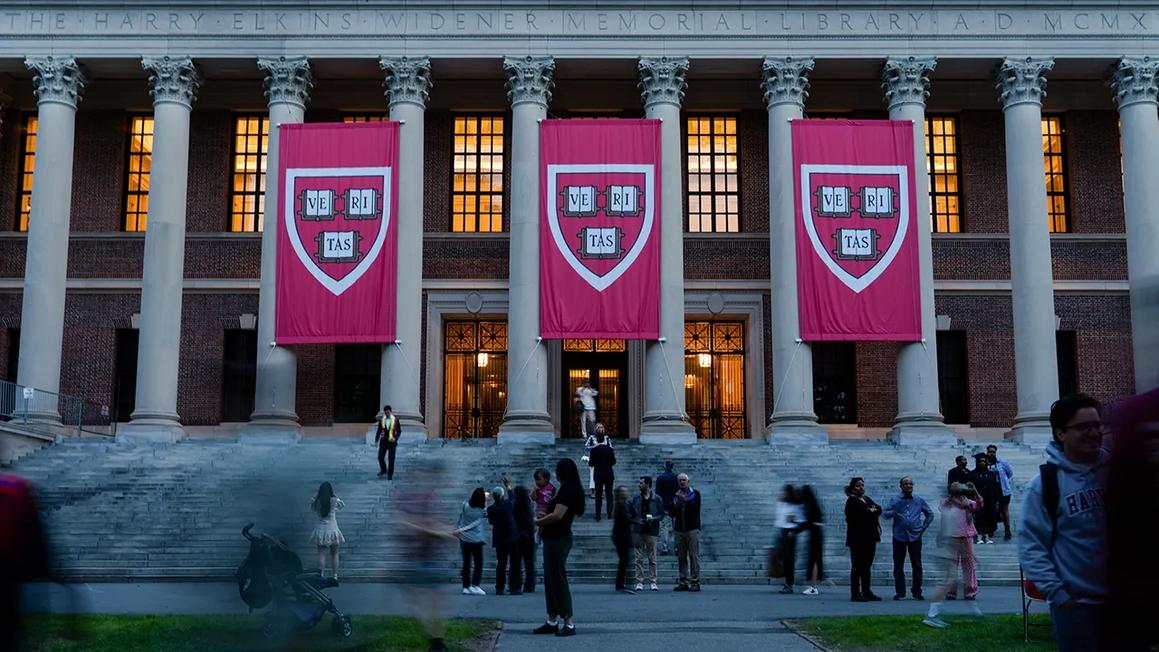 Chính Quyền Trump Kháng Nghị Phán Quyết Về Quỹ Liên Bang Harvard 1 harvard banners