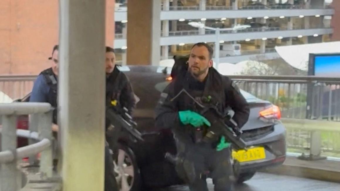 Bắt giữ một người đàn ông sau vụ 'xịt hơi cay' ở bãi đậu xe sân bay Heathrow 1 heathrow