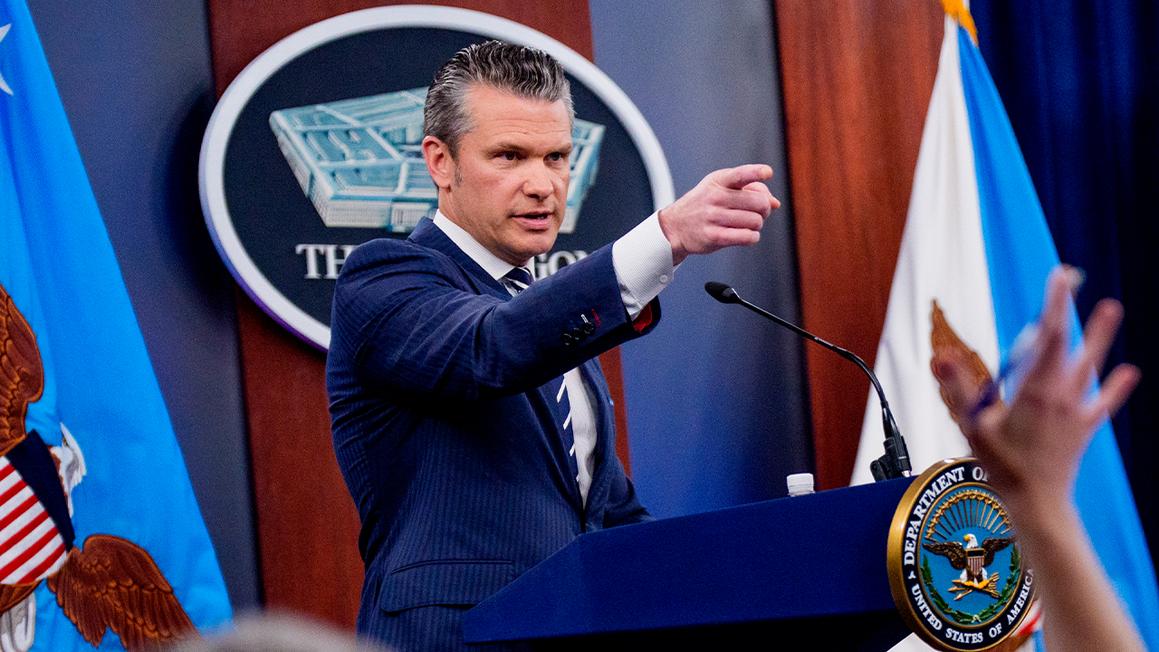 Tổng trưởng Chiến tranh Pete Hegseth đề cao tiêu chuẩn thể chất quân đội, nói không sao nếu loại trừ nữ giới 1 hegseth1