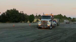 Xe tải lật, tràn cát, chặn xa lộ 101 ở Nam San Jose