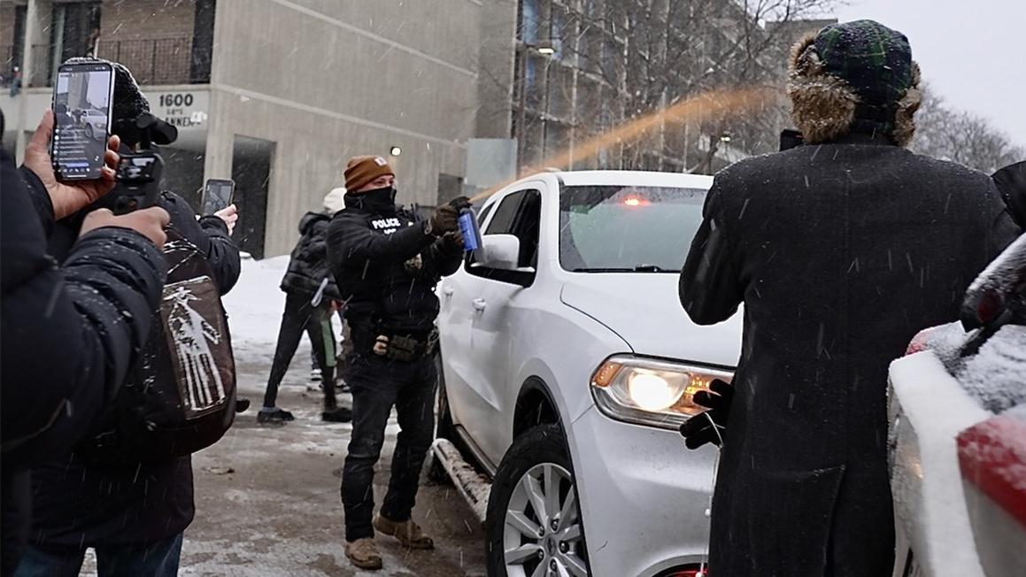 Cảnh sát trưởng Minneapolis chỉ trích ICE vì hành động bắt giữ gây phẫn nộ 1 ice agent dragged pregnant woman minnesota