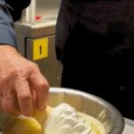 Kem ốc quế nhúng bơ gây sốt mạng xã hội 32 ice cream butter 2