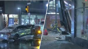 Xe đâm vào cửa hàng J.Crew ở Philadelphia, một người bị thương 7 Xe đâm vào cửa hàng J.Crew ở Philadelphia, một người bị thương