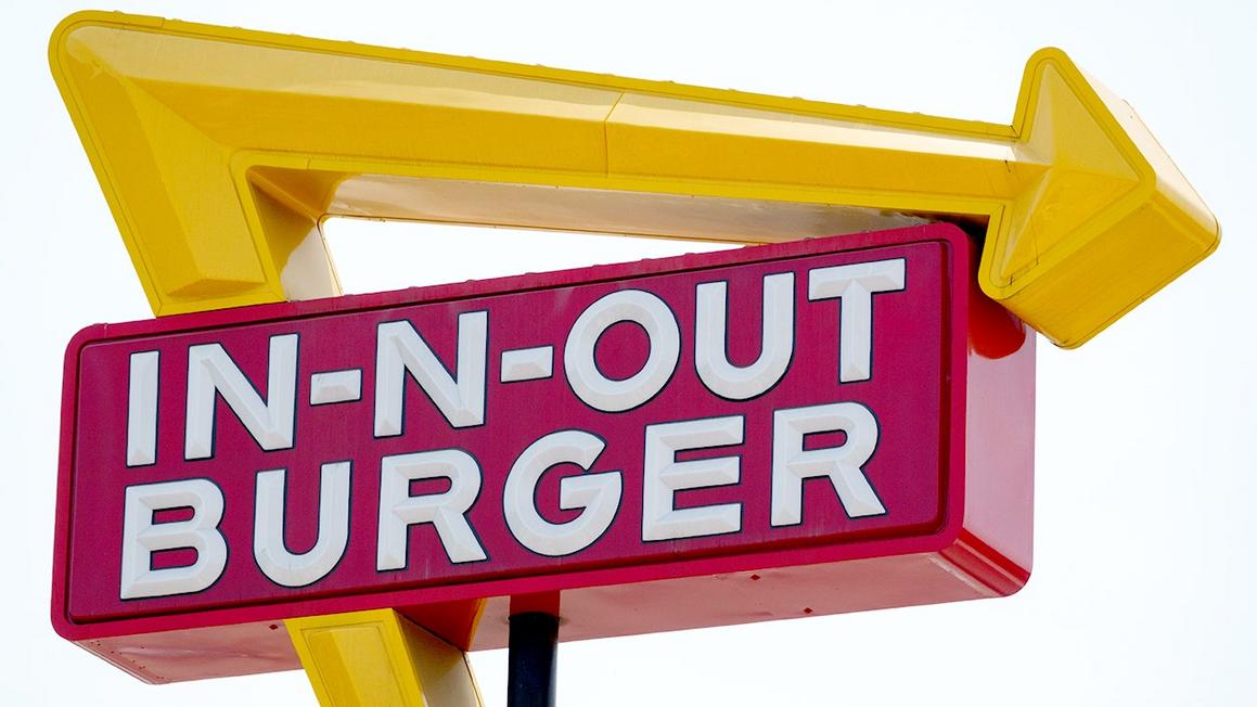 In-N-Out loại bỏ số '67' vì trào lưu trên mạng 1 in n out burger sign