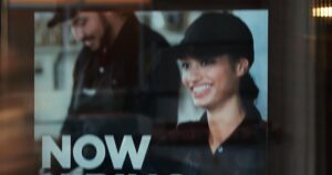 Báo cáo việc làm trễ hẹn cho thấy thị trường lao động suy yếu 3 Báo cáo việc làm trễ hẹn cho thấy thị trường lao động suy yếu