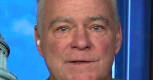 Thượng nghị sĩ Kaine: Ông Bill Clinton nên lên tiếng về các bức ảnh trong hồ sơ Epstein