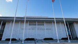 Dân Biểu Dân Chủ kiện, đòi xóa tên Tổng Thống Donald Trump khỏi Trung Tâm Kennedy