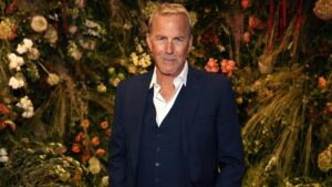 Kevin Costner xúc động khi mua quà Giáng Sinh cho cha