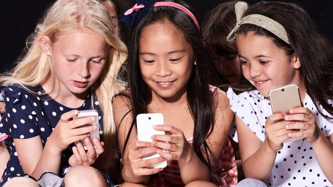 Úc Cấm Trẻ Vị Thành Niên Dùng Mạng Xã Hội: Bước Đi Đầy Thách Thức 1 kids on social media gettyimages 843840202