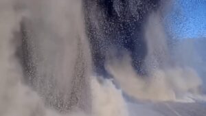 Camera ghi lại cảnh núi lửa Kilauea ‘nuốt chửng’ trong biển dung nham