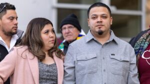 Thẩm phán cho rằng các tài liệu có thể mâu thuẫn với lập luận của Bộ Tư pháp