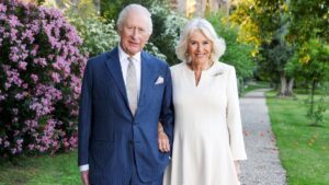 Vua Charles và Hoàng hậu Camilla Chia Sẻ Thiệp Giáng Sinh sau Năm đối Diện Khó Khăn